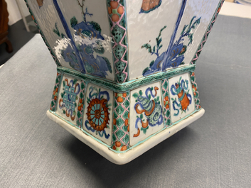 Un vase en porcelaine de Chine doucai &agrave; d&eacute;cor d'une sc&egrave;ne du 'Xi Xiang Ji', Qianlong/Jiaqing